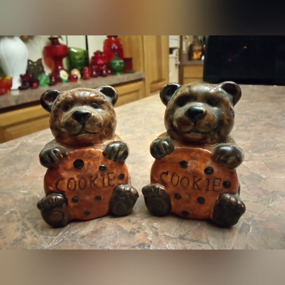 Vintage Ceramic Teddy Bear Holding A Cookie Salt & Pepper Shakers.